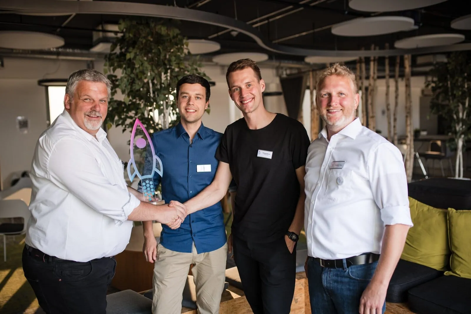 Siegerehrung beim Rising Digital Award 2023 - V.l.n.r. Friedrich-Wilhelm Corzilius, Wirtschaftsförderung Dortmund; Jan Möller und Dr. Philipp Wrycza von Logistikbude, Sebastian Neus, Geschäftsführer Conciso GmbH - Fotocredits: Conciso/ImageKollektiv